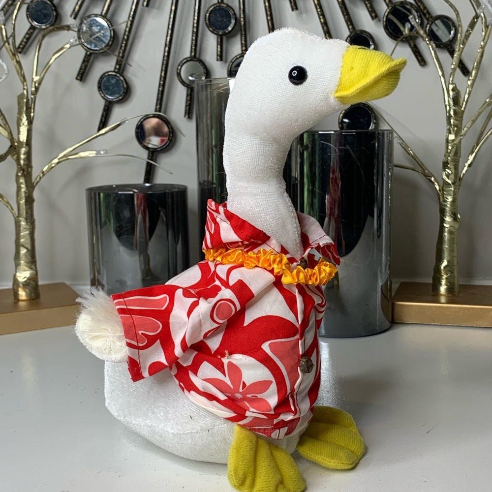 NWOT Hawaiian collectables goose in Hawaiian shirt with lei